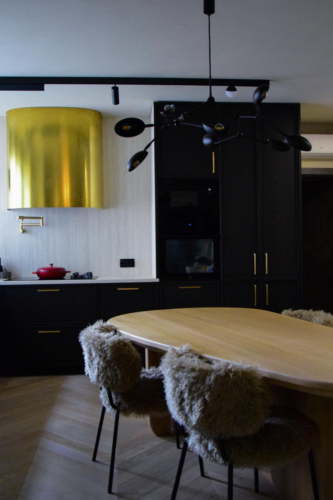 Bespoke premium kitchen with oval solid oak dining table by Ligna & Linea Brașov, Romania